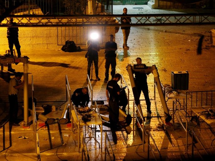 Israeli security forces remove metal detectors which were recently installed at an entrance to the compound known to Muslims as Noble Sanctuary and to Jews as Temple Mount in Jerusalem's Old City July 25, 2017. REUTERS/Ammar Awad