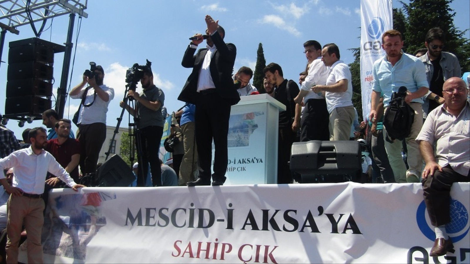 المتحدثون في وقفة الغضب للأقصى في إسطنبول طالبوا بمعاقبة إسرائيل (الجزيرة)