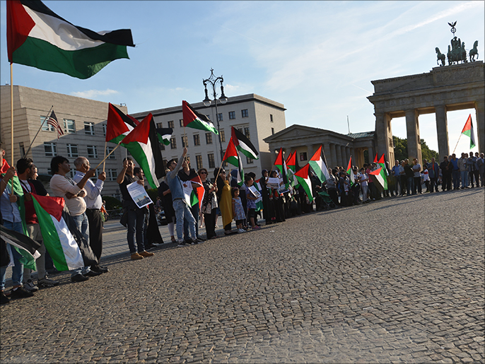 المشاركون في الوقفة طالبوا الحكومة الألمانية والاتحاد الأوروبي بالتدخل لإيقاف انتهاكات إسرائيل بالمسجد الأقصى (الجزيرة نت)
