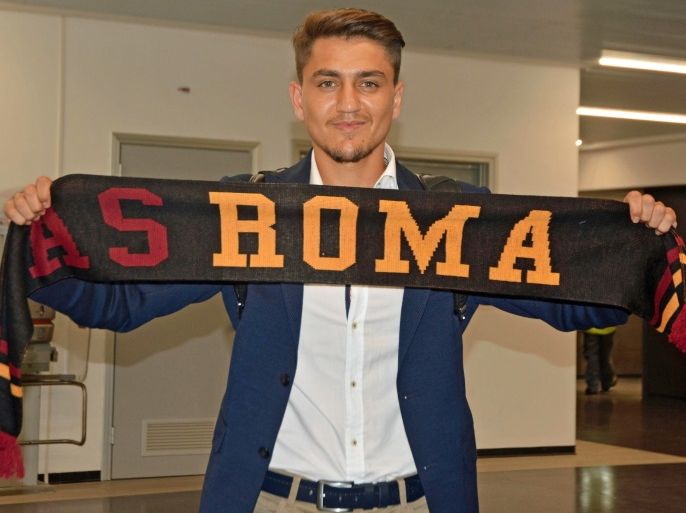 epa06088001 Roma's new signed player Cengiz Under (C), arrives at Leonardo da Vinci airport in Fiumicino, near Rome, Italy, 14 July 2017. EPA/TELENEWS
