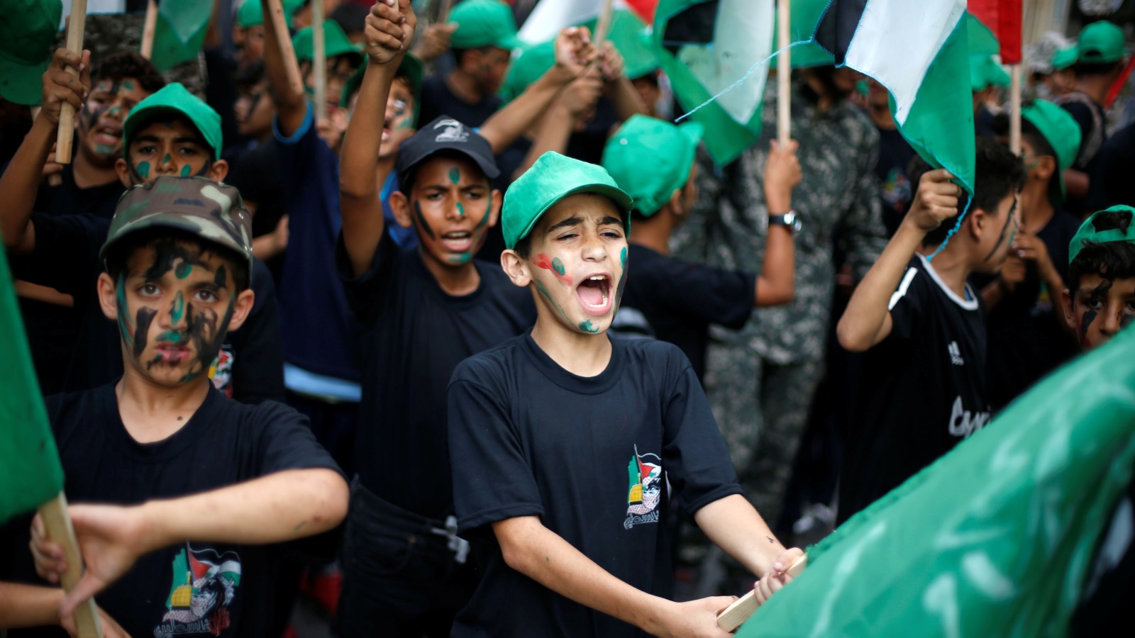 أشبال حماس شاركوا في المسيرة الداعمة للمرابطين بالمسجد الأقصى (رويترز)