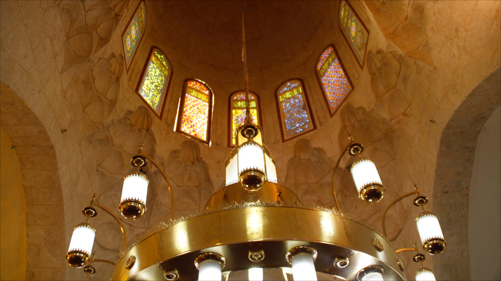 ‪إحدى قباب المسجد الإبراهيمي وقد بنيت بطريقة المقرنصات وطراز فني معماري‬  (الجزيرة)
