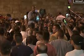فلسطينيون يحتفلون بإزالة الاحتلال للبوابات الحديدية والكاميرات من الأقصى