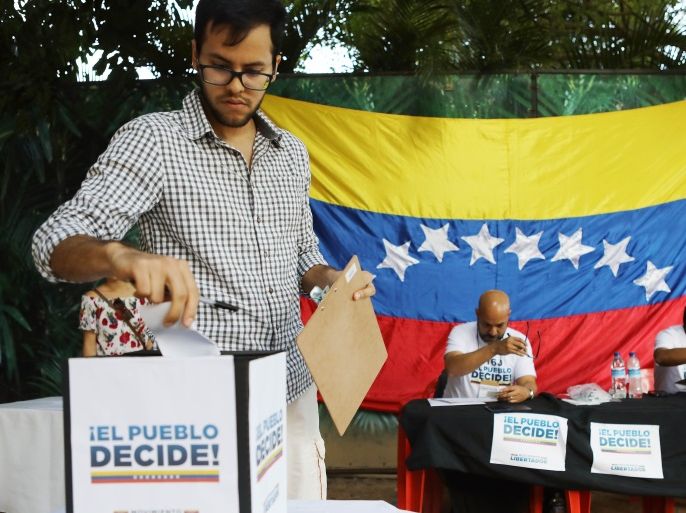RIO DE JANEIRO, BRAZIL - JULY 16: Expatriate Venezuelan Kristian Torres casts his ballot during an unofficial referendum, or plebiscite, held by Venezuela's opposition against Venezuela's President Nicolas Maduro's government on July 16, 2017 in Rio de Janeiro, Brazil. Voting was conducted across 2,000 polling centers in Venezuela and in more than 80 countries around the world amidst a severe crisis in Venezuela. (Photo by Mario Tama/Getty Images)
