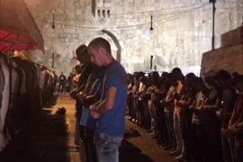المقدسيون يصلون أمام أبواب الأقصى بعد منعهم من دخوله