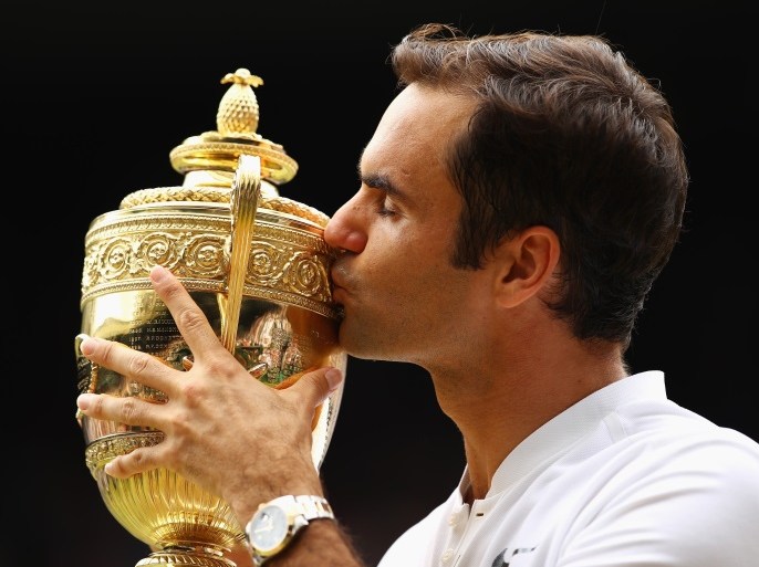 LONDON, ENGLAND - JULY 16: Roger Federer of Switzerland kisses the trophy as he celebrates victory after the Gentlemen's Singles final against Marin Cilic of Croatia on day thirteen of the Wimbledon Lawn Tennis Championships at the All England Lawn Tennis and Croquet Club at Wimbledon on July 16, 2017 in London, England. (Photo by Clive Brunskill/Getty Images)
