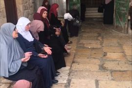 فلسطينيات يواجهن الاحتلال ويرفض البوابات الإلكترونية