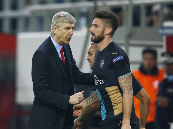 Football Soccer - Olympiacos v Arsenal - UEFA Champions League Group Stage - Group F - Georgios Karaiskakis Stadium, Piraeus, Greece - 9/12/15Olivier Giroud celebrates with manager Arsene Wenger after scoring the third goal for Arsenal and completing his hat trickAction Images via Reuters / Andrew CouldridgeLivepicEDITORIAL USE ONLY.
