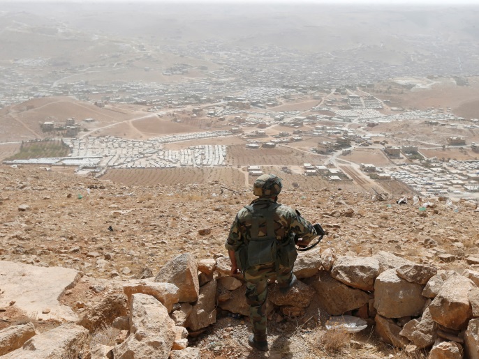 ‪الجيش اللبناني يستعد لبدء العملية في جبال عرسال بالتزامن مع إعلان حزب الله عملية مماثلة بالتنسيق مع النظام السوري‬ (رويترز)