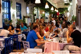 مطاعم في منطقة تقسيم الشهيرة في إسطنبول توقفت عن تقديم المشروبات الكحولية ليلا بعد قرار الحكومة - غيتي