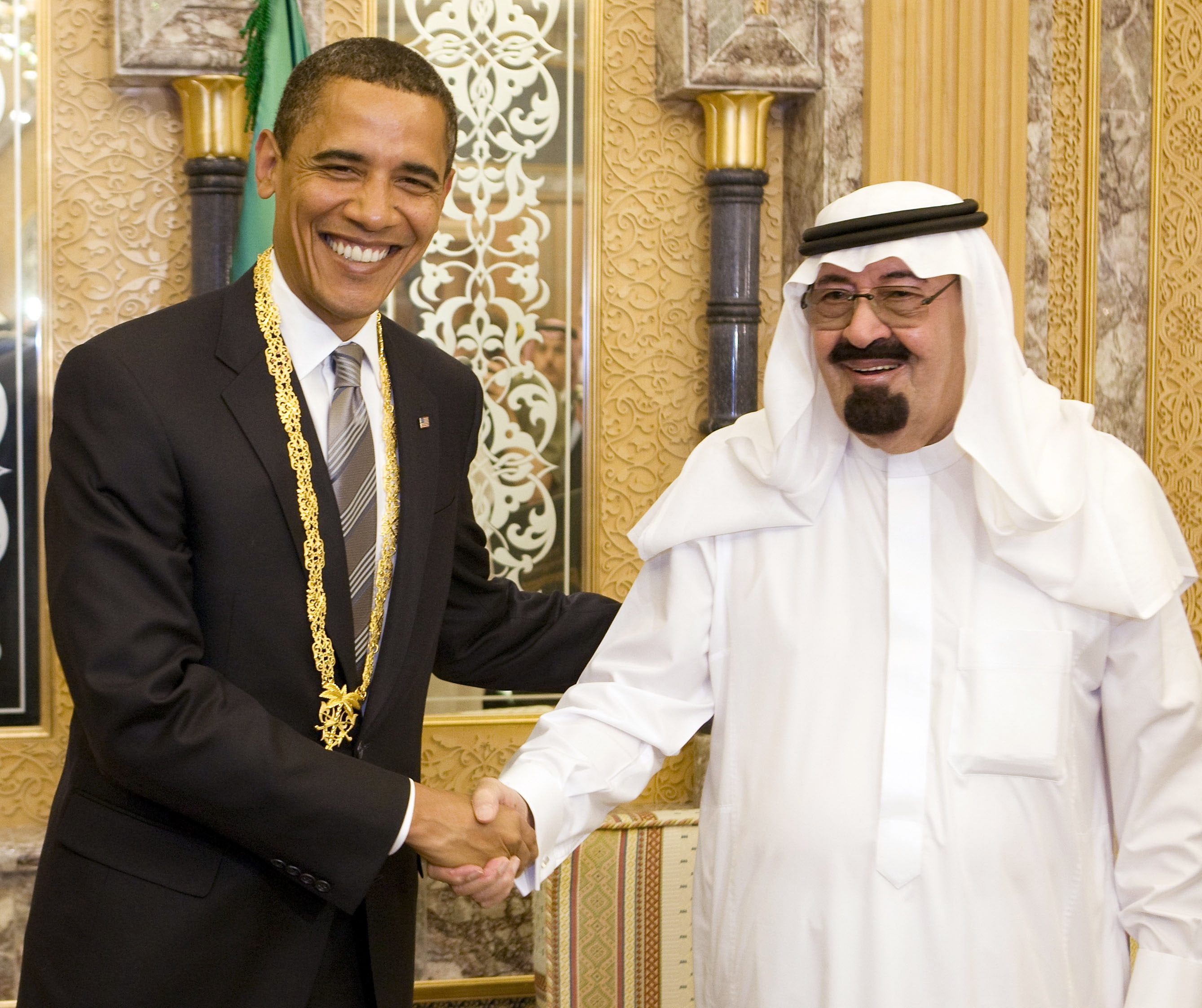 الرئيس الأميركي أوباما يستلم هدية من الملك عبد الله عقب زيارته للسعودية في 2009 (رويترز)