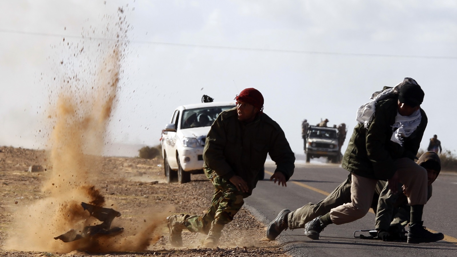 شن الجيش الوطني الليبي معركة ضد الجماعات الإسلامية في بنغازي، وحاصر جماعات أخرى مماثلة في درنة، واستولى مؤخرًا على أراضي كبيرة في وسط البلاد بالقرب من حقول النفط الليبية (رويترز)