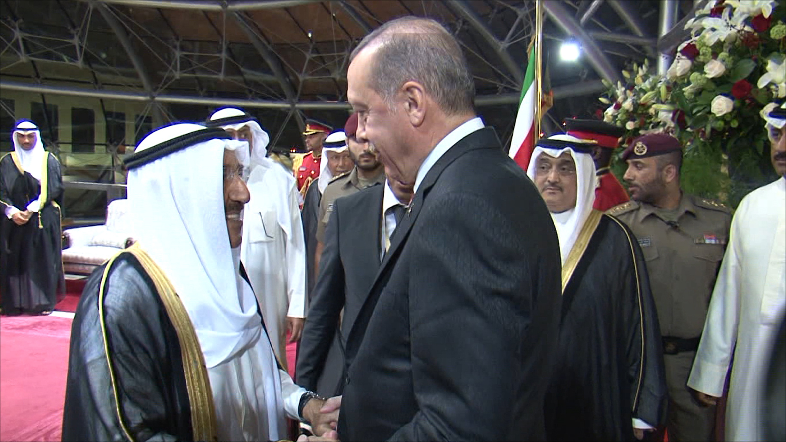 ‪أردوغان أجرى مباحثات في الكويت قبل أن يتوجه إلى الدوحة‬ (ناشطون)