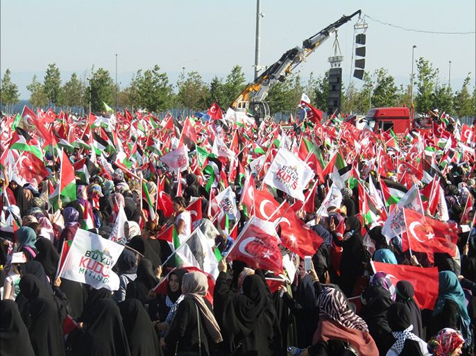أعلام تركيا وفلسطين بأيدي المشاركين في التجمع المليوني لأجل القدس