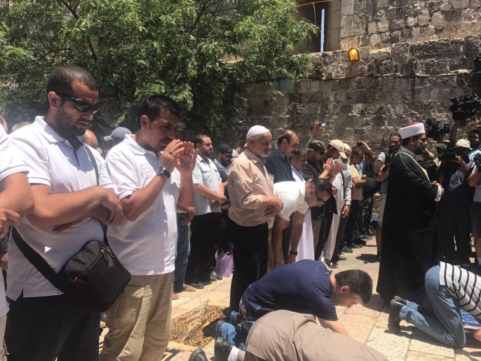 ‪مئات المصلين رفضوا دخول الأقصى من البوابات الإلكترونية الإسرائيلية‬ (الجزيرة)