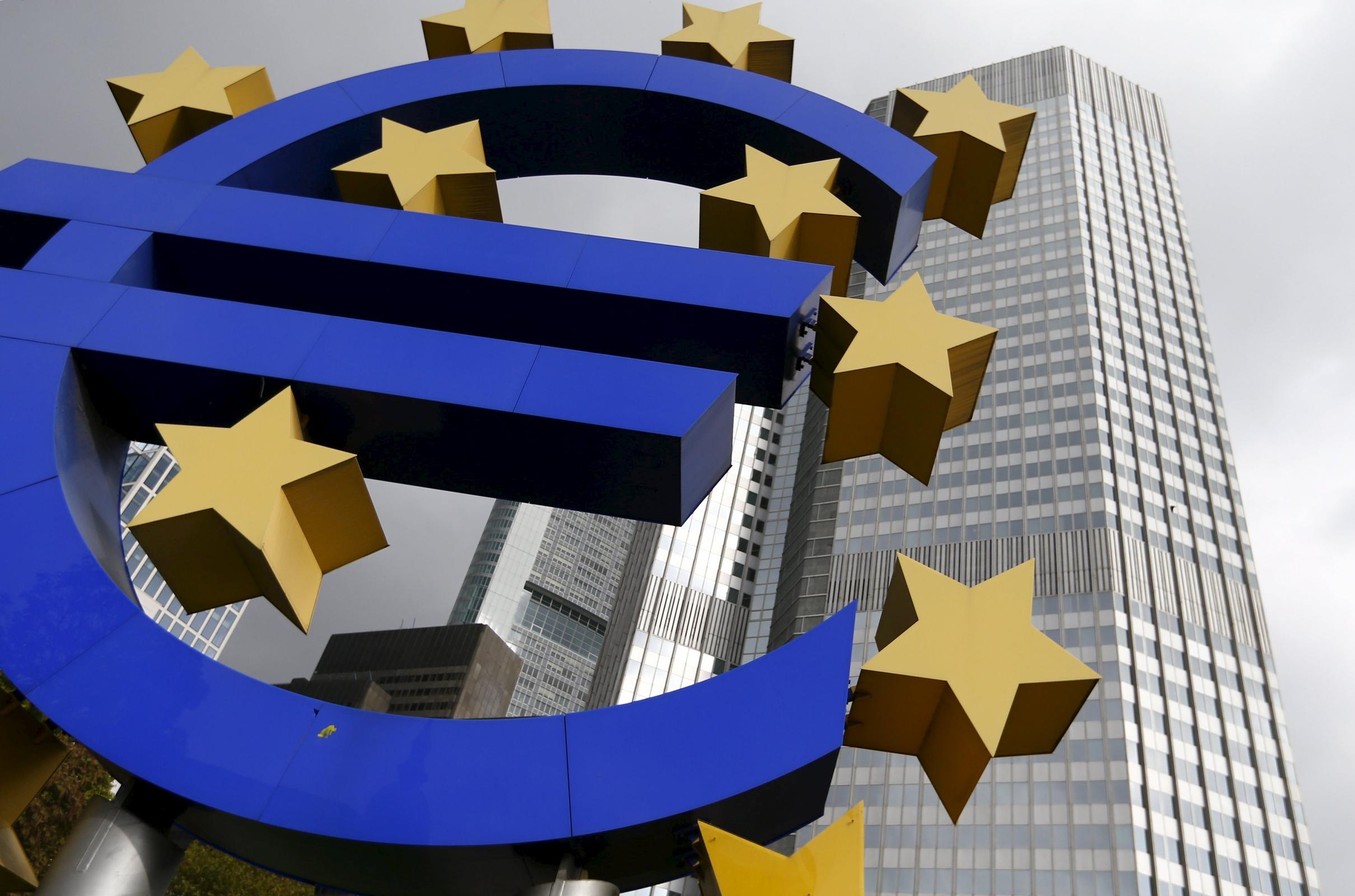 لا ينسجمُ التيسير الكميّ في أوروبا مع ميثاق البنك المركزيّ الأوروبيّ. فغير مسموح للبنك المركزيّ الأوروبيّ بأن يكون المُقرِض الأخير. ولا يُسمح له بأن يقوم بالأشياء التي يقوم بها المجلس الاحتياطيّ الفدراليّ (رويترز)