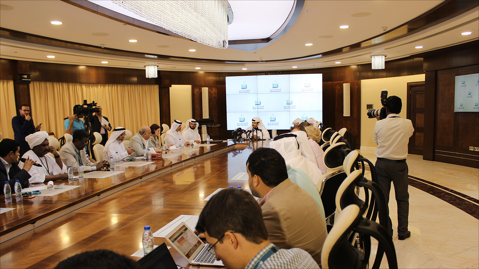 ‪جانب من الحضور في المؤتمر الصحفي لشركة قطر للبترول في العاصمة الدوحة اليوم‬ (الجزيرة)