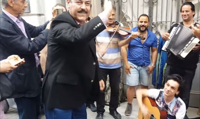 لطفي بوشناق يشارك السوريين الغناء في شوارع اسطنبول