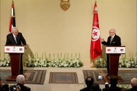 السبسي، خلال مؤتمر صحفي مشترك مع نظيره الفلسطيني، محمود عباس، بقصر الرئاسة التونسية بقرطاج