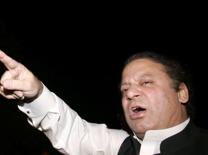 FILE PHOTO: Pakistan's former Prime Minister Nawaz Sharif addresses his supporters during a rally in Gujranwala, near Lahore, December 8, 2007. REUTERS/Mohsin Raza/File Photo