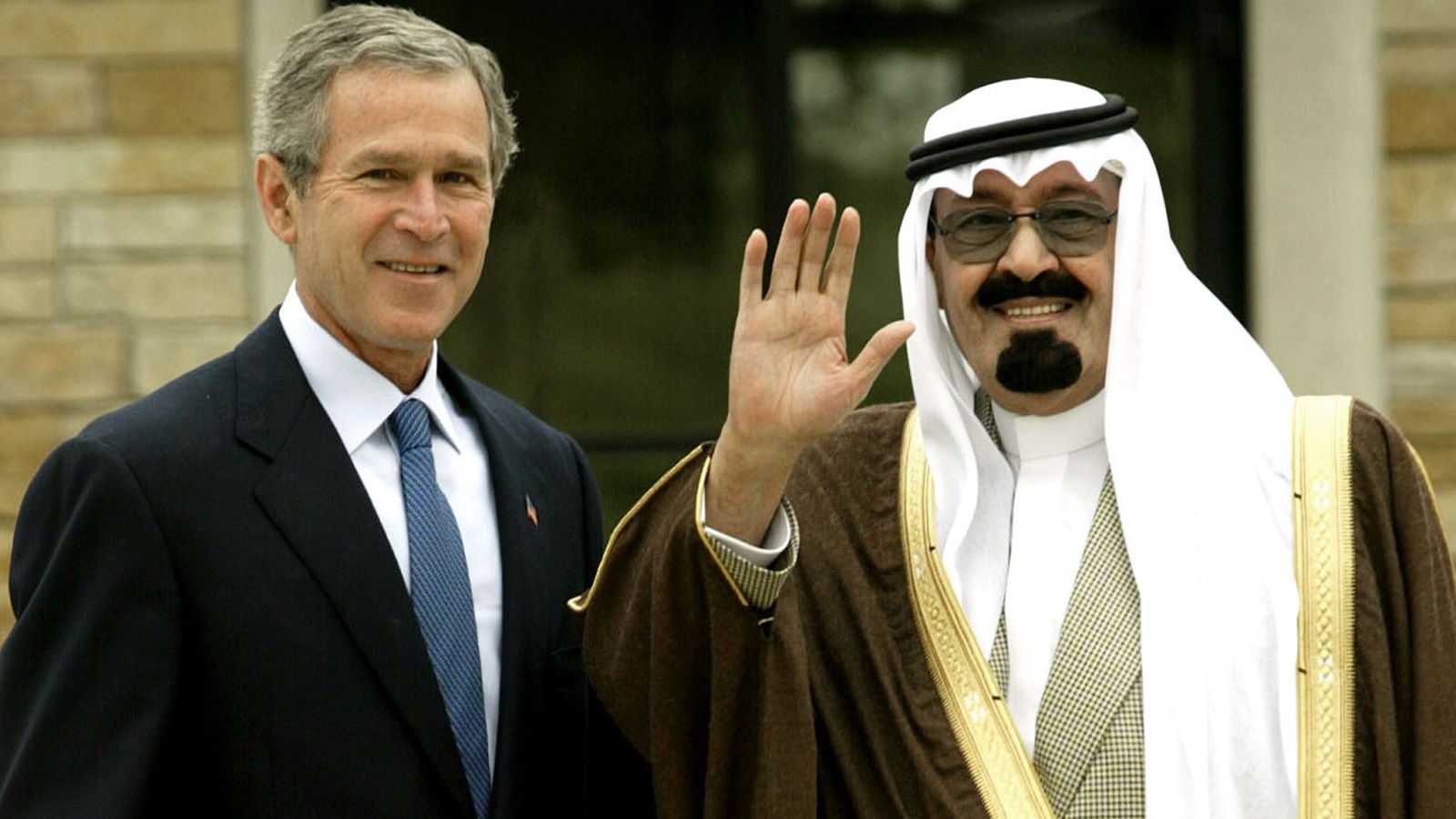  الأمير عبدالله بن عبدالعزيز -وقتها- أثناء زيارته الرئيس الأميركي بوش في 2002 (رويترز)