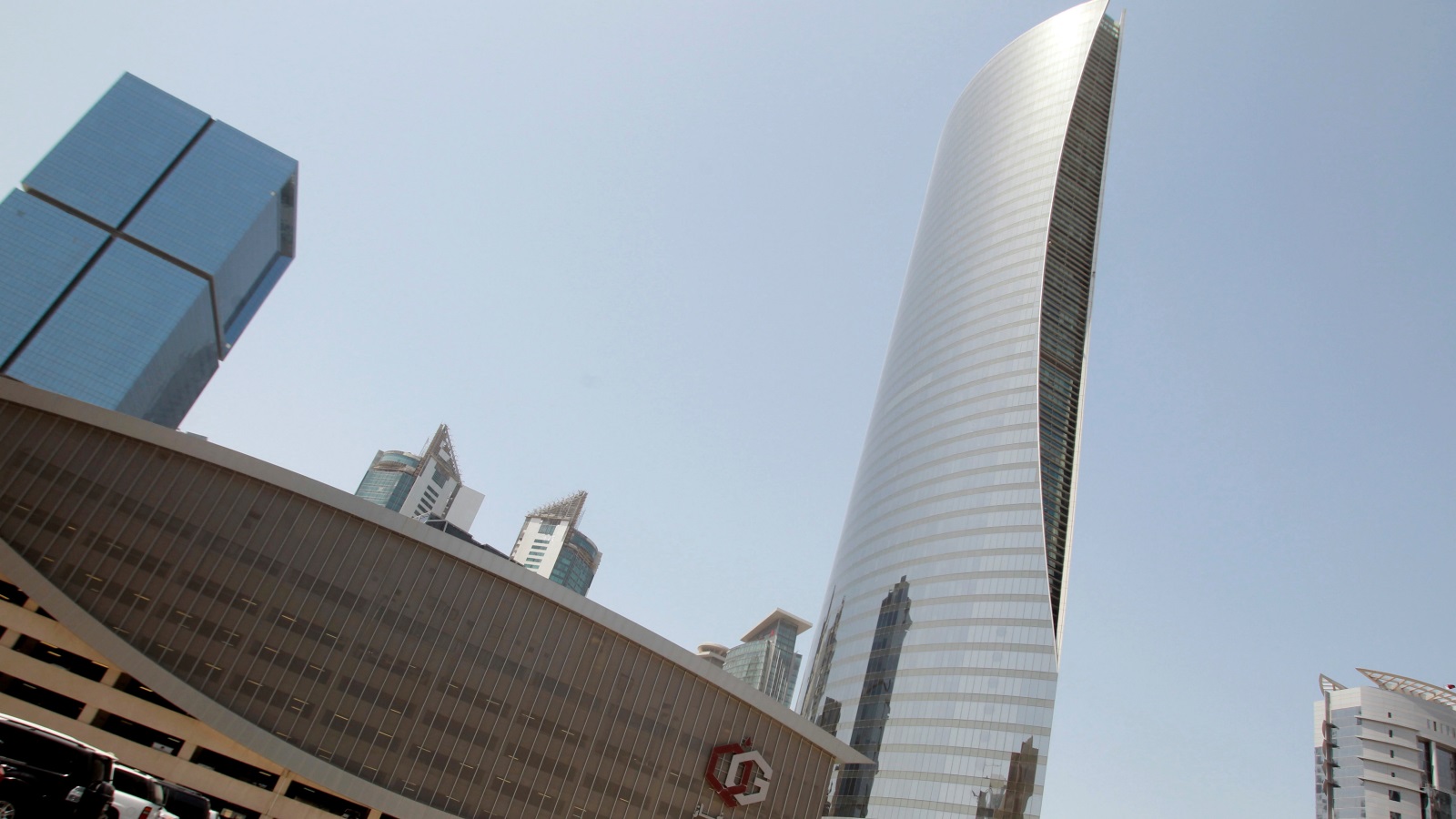 ‪قطر أعلنت مؤخرا عن خطة لزيادة إنتاجها من الغاز المسال بـ 30%‬ قطر أعلنت مؤخرا عن خطة لزيادة إنتاجها من الغاز المسال بـ 30% (رويترز)