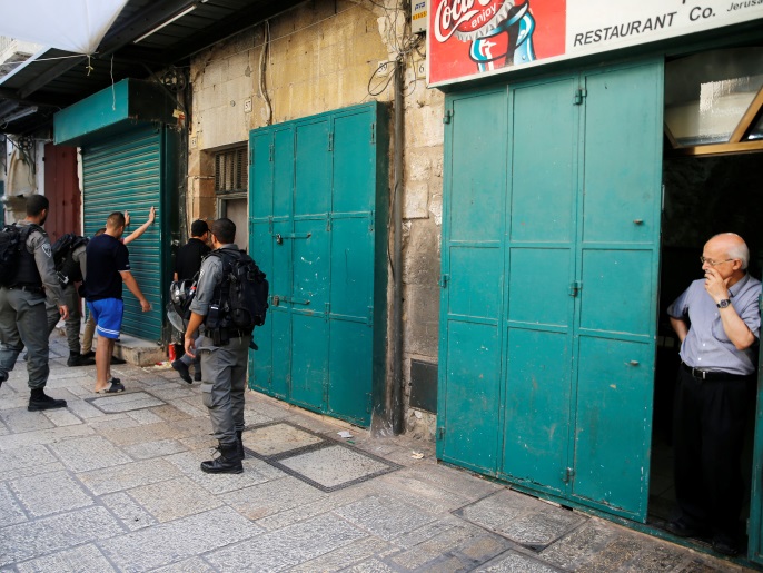 إسرائيل فرضت إغلاقا كاملا على البلدة القديمة ومنعت الدخول إليها والخروج منها (رويترز)