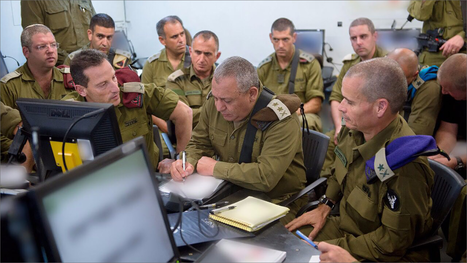 رئيس أركان الجيش الإسرائيلي غادي آيزنكوت برفقة قيادة الجيش خلال تدريب يحاكي اندلاع حرب على عدة جبهات (الجزيرة نت)