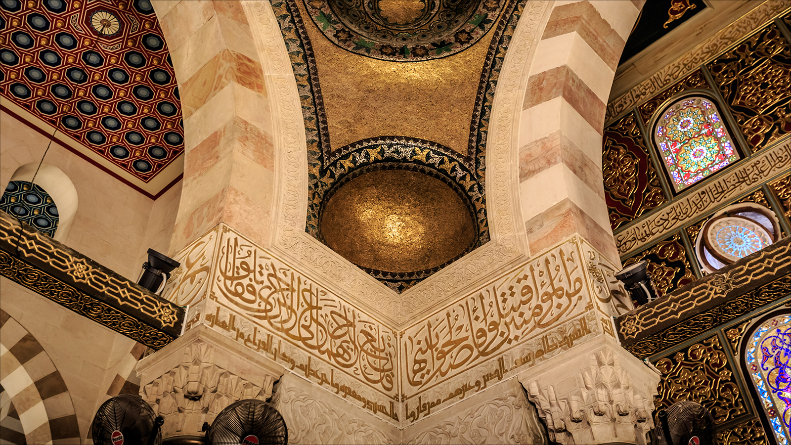 تجلَّى إبداع الفنانين المسلمين في مجالات مختلفة، مثل الخط العربي والرسم على الزجاج والسجاد والزخارف، لكن العمارة كان لها النصيب الأكبر من الإبداع في الفن الإسلامي