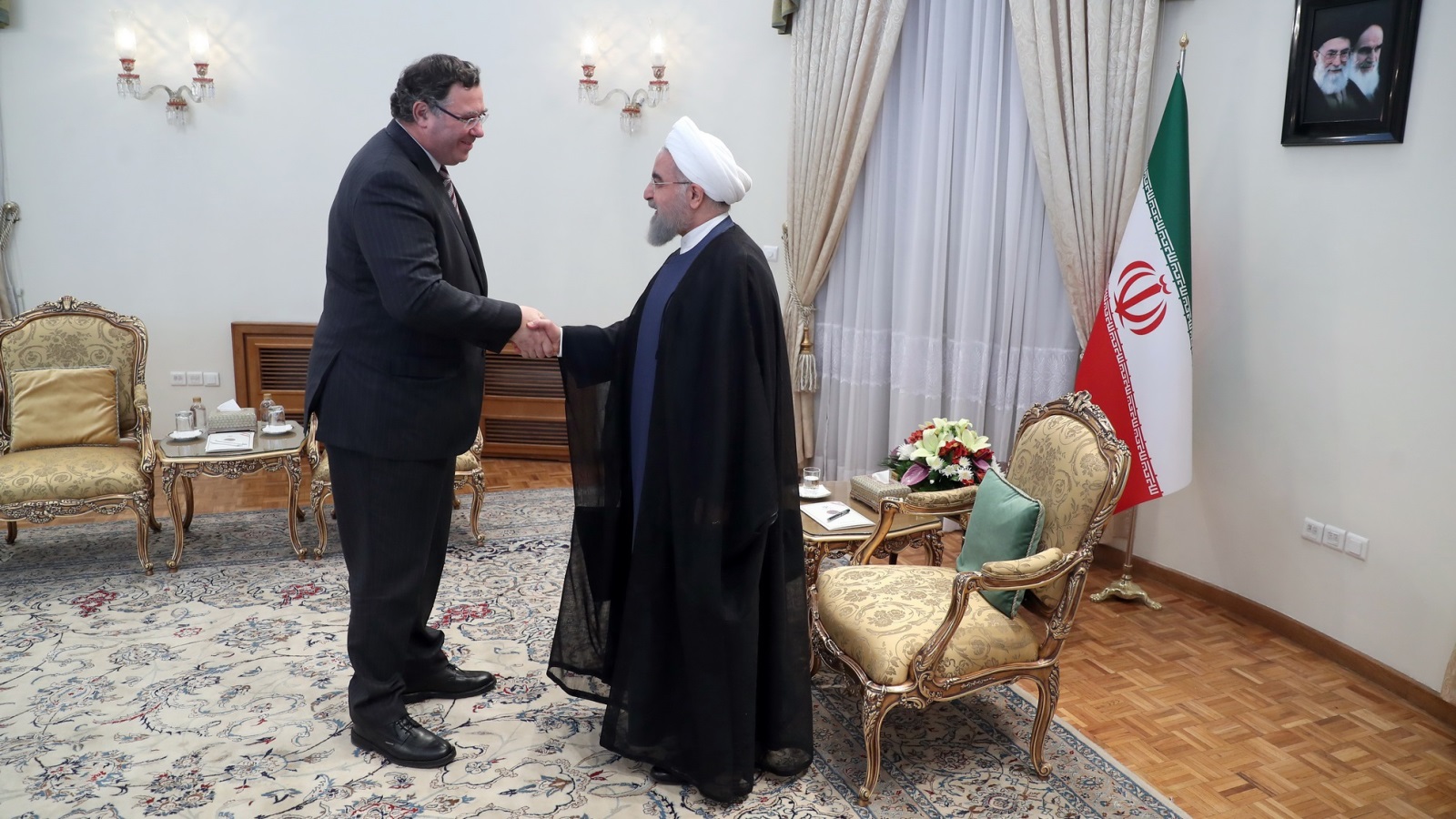  حسن روحاني مع رئيس شركة توتال؛ باتريك بويان، في مكتب الرئاسة في طهران (الأوروبية)