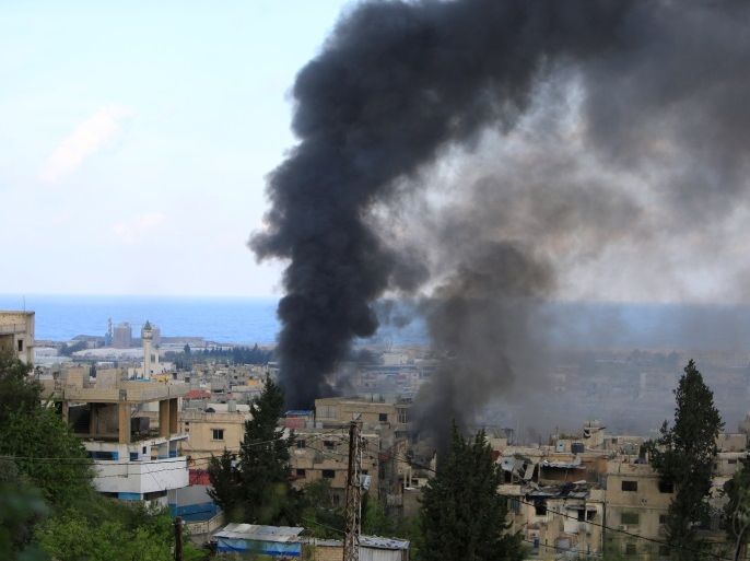 Smoke rises during clashes between Islamists and Palestinian Fatah gunmen in Ain al-Hilweh camp Palestinian refugee camp near Sidon, South Lebanon April 9, 2017. REUTERS/Ali Hashisho