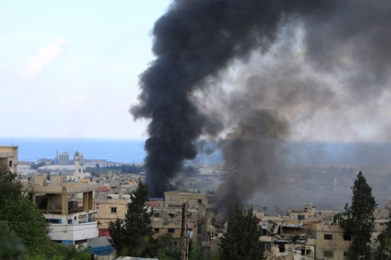 Smoke rises during clashes between Islamists and Palestinian Fatah gunmen in Ain al-Hilweh camp Palestinian refugee camp near Sidon, South Lebanon April 9, 2017. REUTERS/Ali Hashisho