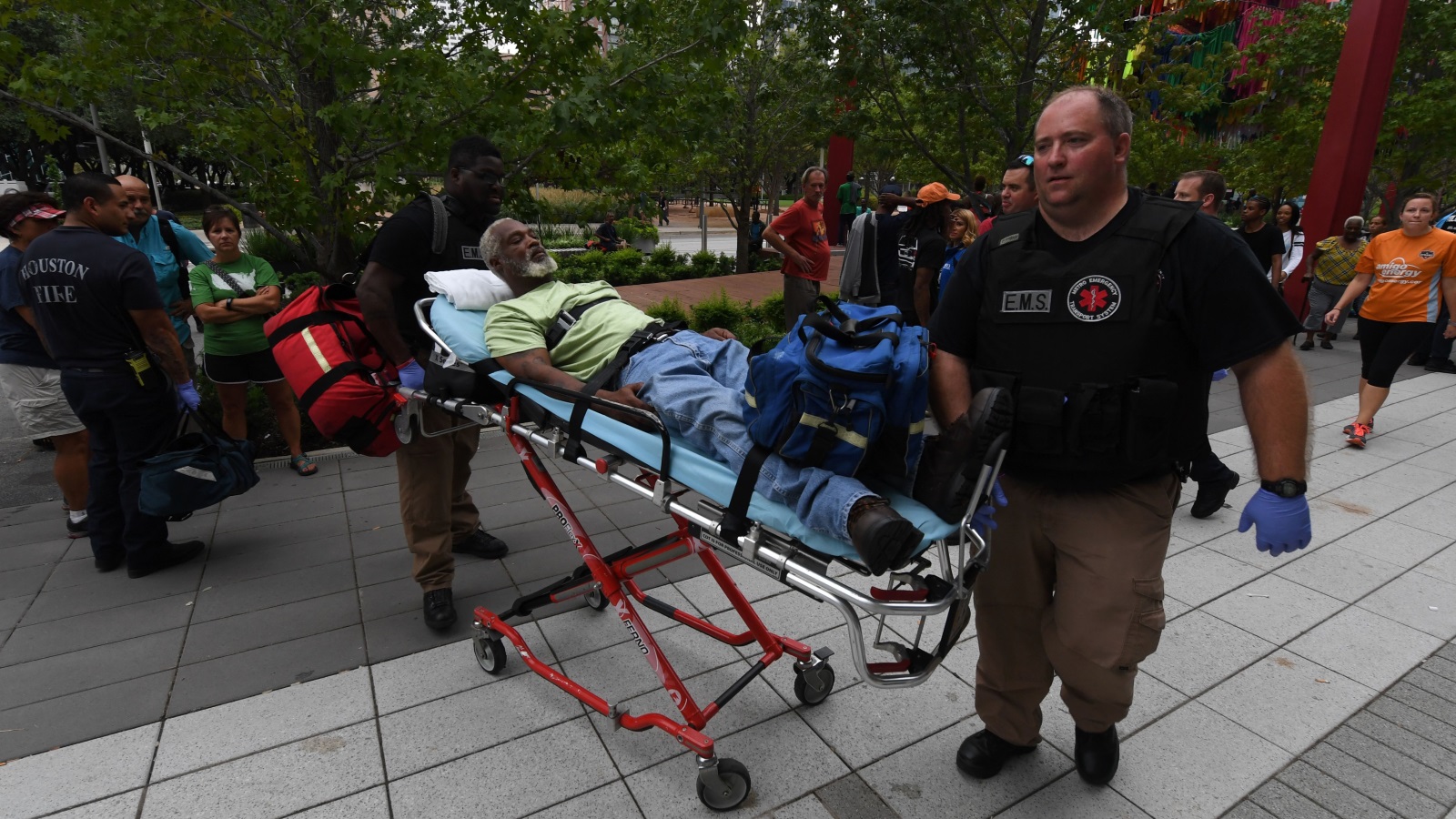 نقل أحد المصابين جراء الإعصار إلى المستشفى في هيوستن (غيتي)