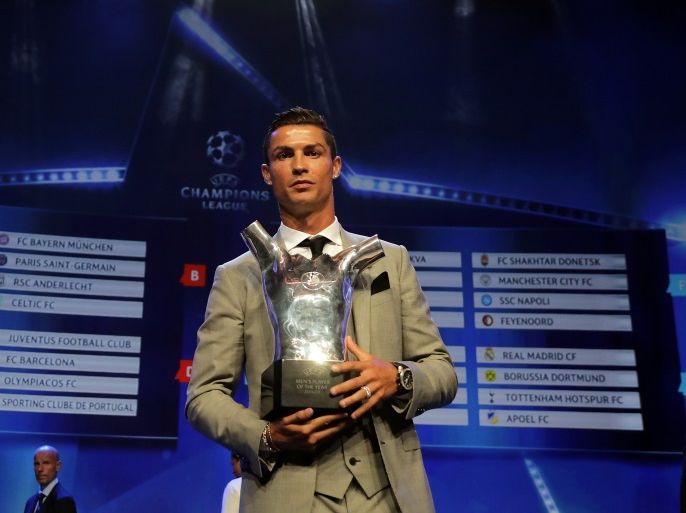 Soccer Football - UEFA Player of the Year Awards - Monaco - August 24, 2017 Real Madrid's Cristiano Ronaldo holds the trophy after winning the UEFA Men's Player of the Year award REUTERS/Eric Gaillard