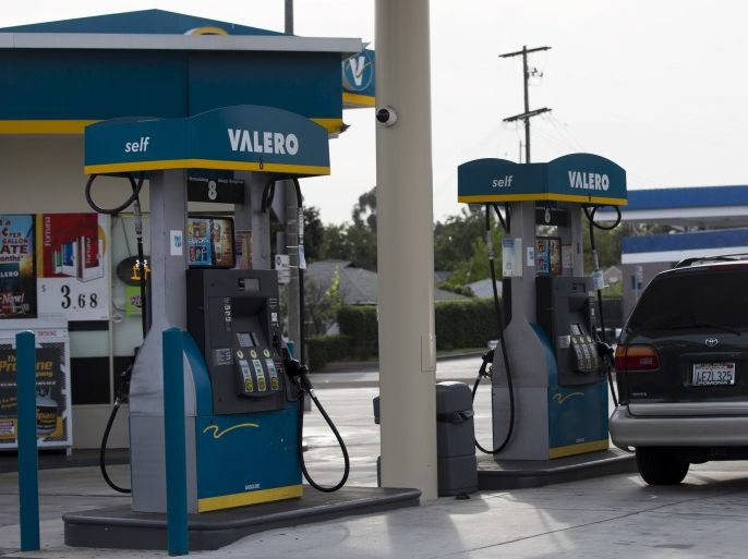 A Valero Energy Corp gas station is pictured in Pasadena, California October 27, 2015. REUTERS/Mario Anzuoni