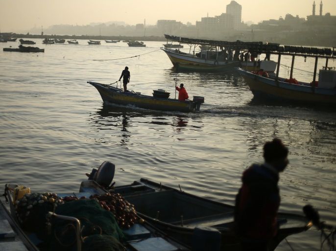 Palestinian fishermen ride their boat at the Seaport of Gaza City April 4, 2016. On April 3, 2016, Israel extended the distance it permits Gaza fishermen to head out to sea along certain parts of the coastline of the enclave, which is run by the Islamist group Hamas. REUTERS/Suhaib Salem SEARCH