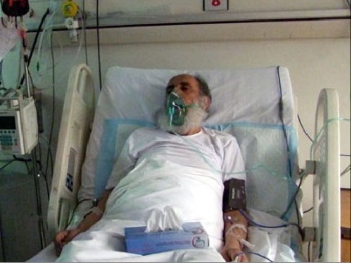 الشيخ محمد المؤيد داخل غرفة العناية المركزة بالمستشفى (الجزيرة)
