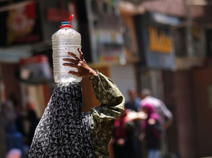 An Egyptian carries a canister of filtered water in Toukh, El-Kalubia governorate, northeast of Cairo, Egypt June 30, 2017. REUTERS/Amr Abdallah Dalsh