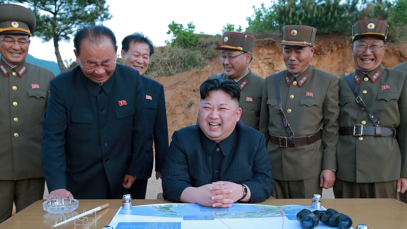 ‪قيادات كوريا الشمالية يواجهون الإدانات الدولية بابتسامة جماعية‬ قيادات كوريا الشمالية يواجهون الإدانات الدولية بابتسامة جماعية (رويترز)