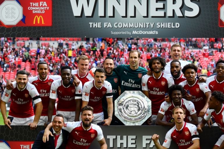 LONDON, ENGLAND - AUGUST 06: Arsenal team celebrate with the trophy following the The FA Community Shield final between Chelsea and Arsenal at Wembley Stadium on August 6, 2017 in London, England. (Photo by Dan Mullan/Getty Images)