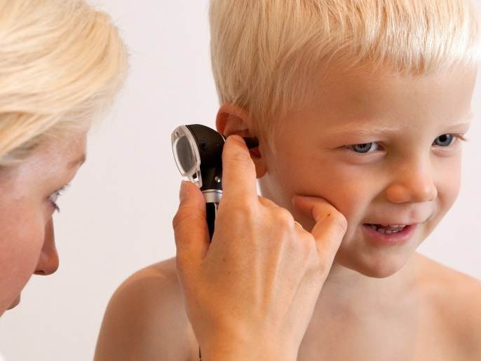 إهمال علاج التهاب الأذن الوسطى أو إزالة جسم غريب داخل الأذن بشكل غير سليم قد يؤدي إلى الإضرار بالقناة السمعية أو طبلة الأذن، وهو ما قد يتسبب في الإصابة بالصمم. (النشر مجاني لعملاء وكالة الأنباء الألمانية "dpa". لا يجوز استخدام الصورة إلا مع النص المذكور وبشرط الإشارة إلى مصدرها.) عدسة: dpa صور: Bodo Marks/dpa