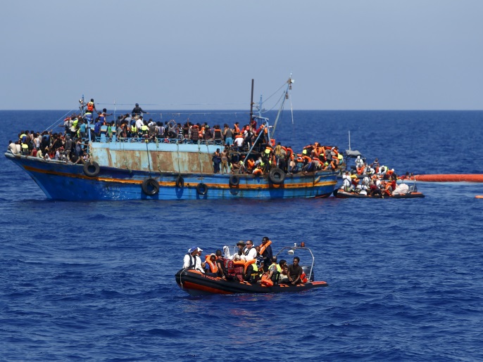 blogs - قارب مهاجرين غير شرعيين في البحر الأبيض المتوسط