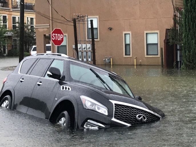 ‪عدد من شوارع مدينة هيوستن تحولت إلى أنهار بفعل الفيضانات الكارثية الناجمة عن إعصار هارفي‬ 
عدد من شوارع مدينة هيوستن تحولت إلى أنهار بفعل الفيضانات الكارثية الناجمة عن إعصار هارفي (رويترز)
