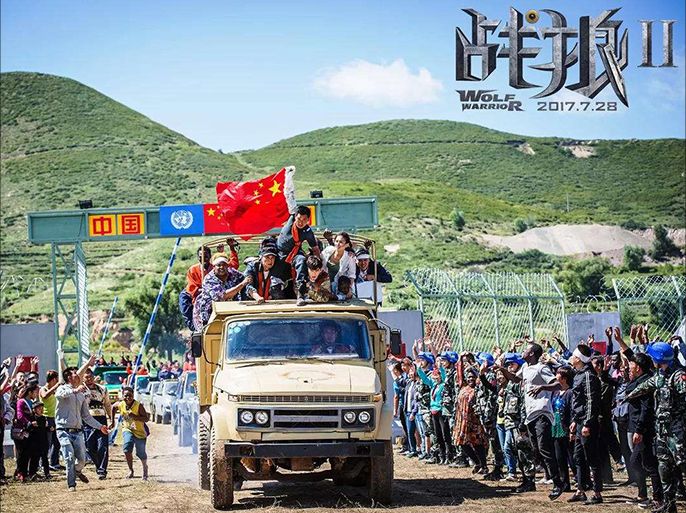 بطل الفيلم يرفع العلم الصيني أثناء إجلاء الرعايا