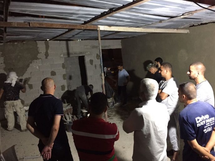 المواطن المقدسي عبد الكريم أبو اسنينه يعيد بناء منزله بعد أقل من أسبوع على هدمه