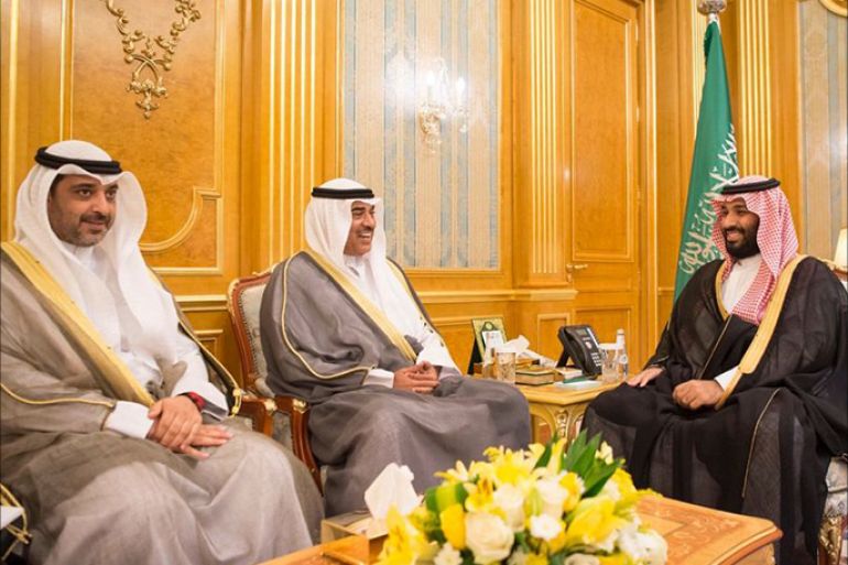 ولي العهد السعودي محمد بن سلمان (يمين) يستقبل وزير الخارجية الكويتي صباح خالد الحمد الصباح ( وسط) - المصدر : وكالة الانباء السعودية