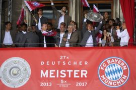 MUNICH, GERMANY - MAY 20: Bayern Muenchen players and staff celebrate winning the 67th German Championship title on the town hall balcony at Marienplatz on May 20, 2017 in Munich, Germany. (Photo by Alexandra Beier/Bongarts/Getty Images)