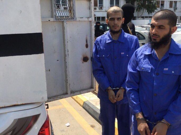 صورة نشرتها قوات الردع الخاصة الليبية لاثنين من عناصر الدولة الذين بدأت محاكمتهم في طرابلس في قضايا بينها الهجوم على فندق كورنثيا