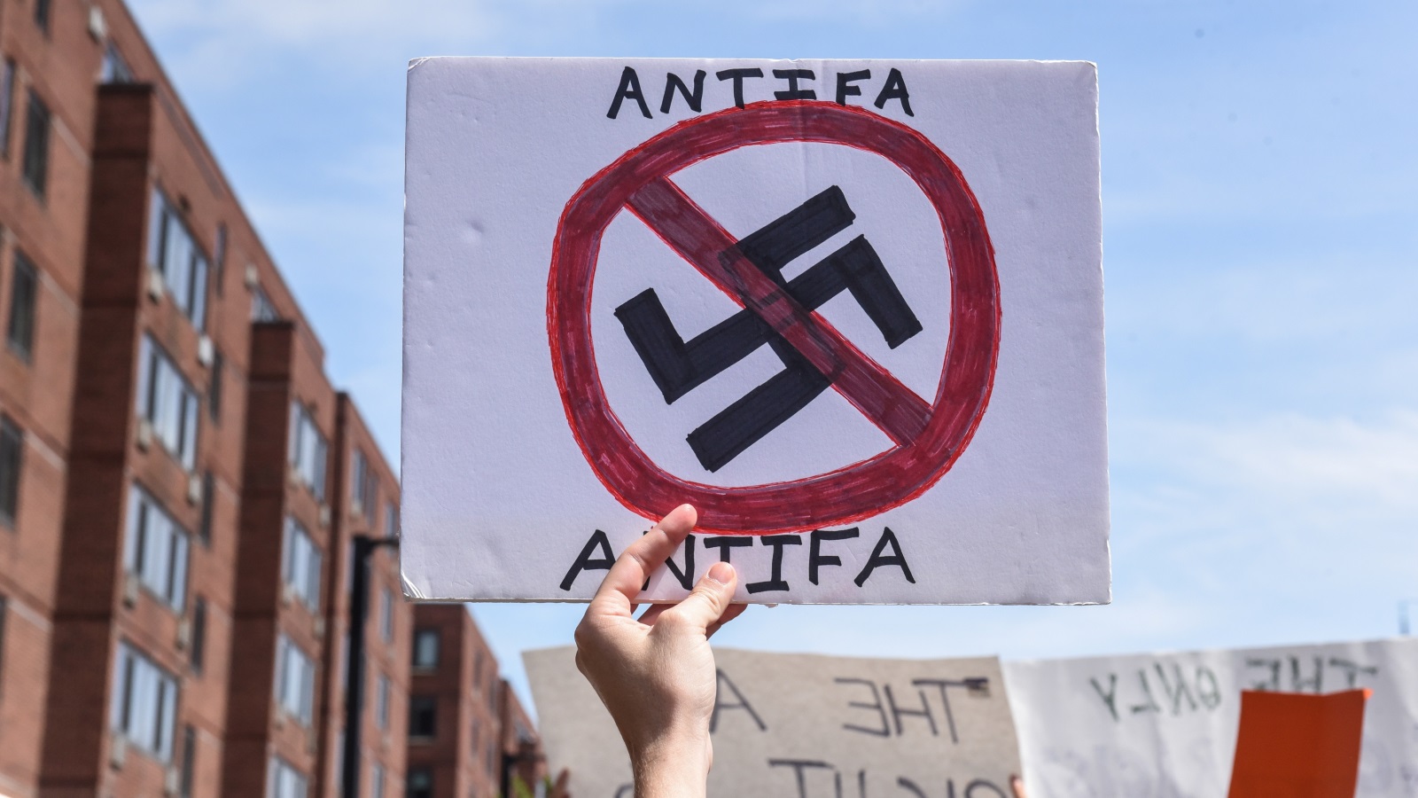 ‪المتظاهرون رفعوا لافتات ترفض العنصرية والنازية‬ (رويترز)