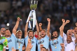 Soccer Football - Juventus vs Lazio Italian Super Cup Final - Rome, Italy - August 13, 2017 Lazio celebrate winning the Italian Super Cup with the trophy REUTERS/Alberto Lingria
